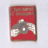 Pin's Magazine Chasseur D´Images, Métal émail EGF Rouge, Signé Decat - Fotografia