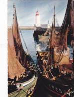 GUILVINEC 29, BATEAUX SECHANT LEURS FILETS DANS LE PORT - Guilvinec