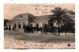 Nice Animation Sympa Cour De La Gare Avec Attelage Devant La Facade Ecrite En 1905 - Treinverkeer - Station