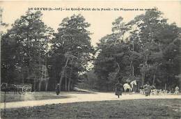 Loire Atlantique -ref A256- Le Gavre -le Rond Point De La Foret -chasse A Courre - Un Piqueur Et Sa Meute - - Le Gavre