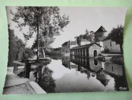 Chablis ( 89 ) : Le  Lavoir Et La Tour - Chablis