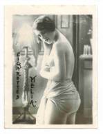 CHROMO CIGARETTES MELIA ALGER PIN UP : "Femme En Tenue Légère Devant Sa Lampe De Chevet" - Seins Nus - Melia