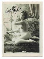 CHROMO CIGARETTES MELIA ALGER PIN UP : "Femme Nue Sur Son Divan" - Seins Nus - Melia