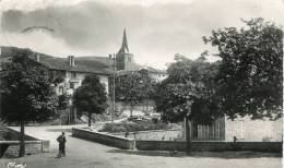 CPSM 69 LAMURE SUR AZERGUES PLACE ET PONT SUR L AVENUE DE LA GARE 1953 - Lamure Sur Azergues