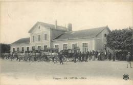 88 VITTEL LA GARE ANIMEE AVEC ATTELAGES - Contrexeville