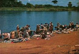 Images Du Gabon Laveuses A Mouila - Gabun