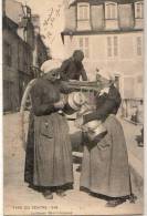 Bourges    Laitières      Vue Prise Face A La Halle Au Blé - Bourges