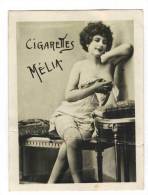 CHROMO CIGARETTES MELIA ALGER PIN UP: "Femme Se Cachant Les Seins" - Melia