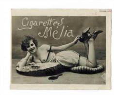 CHROMO CIGARETTES MELIA ALGER PIN UP : "Femme Allongée " - Seins Nus - Melia