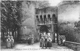 CPA 57 (Moselle) Vic-sur-Seille - L'Entrée Du Château De Vic Et Groupes De Lorraines, Animée 1913 - Vic Sur Seille