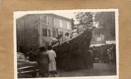 LA GARDE FREINET VAR  1961 LA CAVALCADE AVEC CORSO FLEURI PHOTO 13X9CM - La Garde Freinet