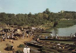 Niamey Niger Afrique Bord Du Fleuve Déchargement Et Chargement De Marchandises Sur Les Pinasses - Niger