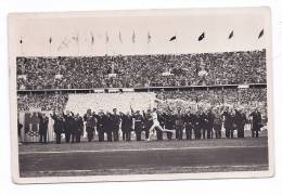 Carte Du Porteur De Flambeau Olympique Courant Au Stade Devant Les Officiels Allemands - Ete 1936: Berlin
