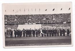 Carte Du Porteur De Flambeau Olympique Courant Au Stade Devant Les Officiels Allemands - Verano 1936: Berlin