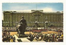 Cp, Angleterre, Londres, Guards Leaving Buckingham Palace,  Voyagée 1966 - Buckingham Palace