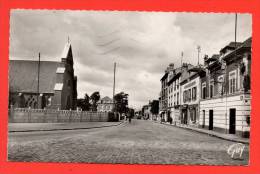 BEZONS - La Rue Edouard Vaillant Et L'Eglise Notre Dame De Lourdes. - Bezons