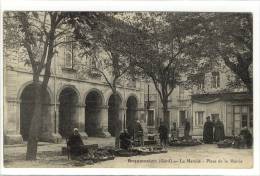 Carte Postale Ancienne Roquemaure - Le Marché. Place De La Mairie - Commerces - Roquemaure