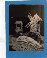 STE CATHERINE -  2  PHOTOS PRISES  Par JEAN BAURANGER  (OBJETS EN PASTILLAGE ET SUCRE VITRINE  DES  ANNEES 1953) - Sint Catharina