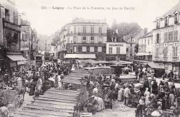 LAGNY - La Place De La Fontaine, Un Jour De Marché - Superbe Carte Très Animée - Lassigny