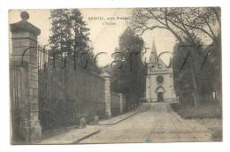 Nointel (95) : La Rue De L'église Prise De La Grille Du Château En 1918. - Nointel