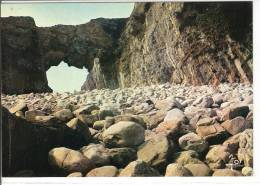 CROZON MORGAT - LA PERCEE DE LA POINTE DU GADOR ET LES GALETS AU PIED DES FALAISES - Morgat