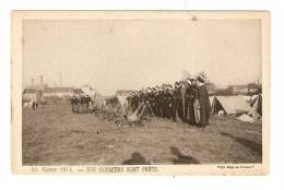 CPA : Nos Goumiers Sont Prêts : :  Goumiersdevant Leurs Armes, Tentes , Bâtiments Au Fond ... - Guerre 1914-18