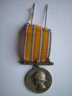 MEDAILLE POMPIER ( 20ANS ??  ) REPUBLIQUE FRANCAISE SIGNEE  L . BAZOR  HOMMAGE AU DEVOUEMENT 1935 BON ETAT - Pompiers