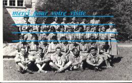 Carte Postale Photo Scoutisme Scoute Scout :  , Groupe De Boy Chef  Forêt Batiment  ( Uniforme ) - Scoutisme