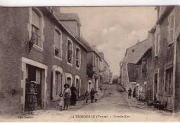 La Trimouille..animée..la Grande Rue..avec Tabac - La Trimouille