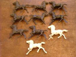 Lot 10 Chevaux En Plastique Mou Unicolore Vers 1960 ; Hauteur 6,5cm - Andere & Zonder Classificatie