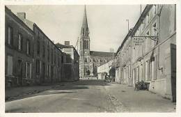 Vendee -ref D901- La Chataigneraie - L Hotel Du Commerce Et L Egise    -carte Bon Etat - - La Chataigneraie