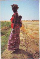 FEMME AFRICAINE AVEC ENFANT DANS LE DOS.  UNICEF - Unclassified