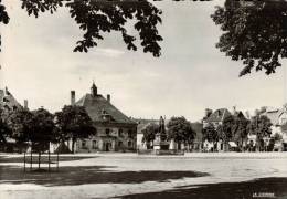 CPSM   PHALSBOURG  La Grand'place  Et Ses Commerces - Phalsbourg