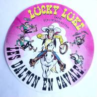 GRAND AUTOCOLLANT PUBLICITAIRE LUCKY LUKE - LES DALTON EN CAVALE - 1983 - Zelfklevers