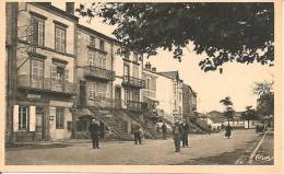 63 - AUBIERE,  LA POSTE ET LA PLACE DES RAMACLES - Aubiere