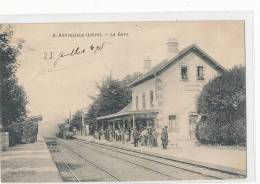 42 // ANDREZIEUX   La Gare   Vue Intérieure  N° 3   ANIMEE  Arrrivée Du Train   Edit Cochet - Andrézieux-Bouthéon