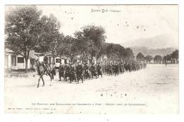CPA : 88 Saint Dié : Drapeau Des Chasseurs à Pied :Départ Chez Le Commandant : Militaires Défilant Derrière Un Cavalier - Guerre 1914-18