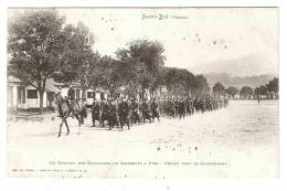 CPA : 88 Saint Dié : Drapeau Des Chasseurs à Pied :Départ Chez Le Commandant : Militaires Défilant Derrière Un Cavalier - Weltkrieg 1914-18