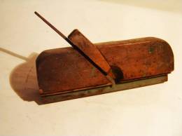 ANCIEN  RABOT A DEUX FERS 1EN AVANT L AUTRE EN ARRIERE / ESTAMPER M.F / LONG 24X6CM - Ancient Tools