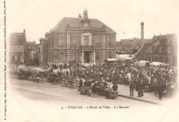 62   ETAPLES  L'HOTEL DE VILLE.. LE MARCHE  TRES ANIMEE - Etaples