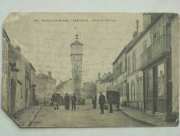 78 - FRENEUSE - La Place De L'Horloge (Animée - Etat) - Freneuse