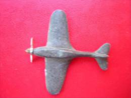 UN TOUT PETIT AVION DANS UNE SORTE D'ALLIAGE TRES LEGER  4 CM DE LONG POUR UN  POIDS 2 GRAMMES MANQUE UNE HELICE - Autres & Non Classés