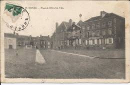 Cpa, Ernée (Mayenne), Place De L'Hôtel De Ville, Animée (gendarmerie Nationale) - Ernee