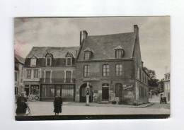 2 CPA De Crèvecœur Le Blanc (60), Place De L’Hôtel De Ville Et Ancien Hôtel De L’Ecu (Dumas Et Les 3 Mousquetaires) - Crevecoeur Le Grand