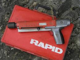 Outil Pour Collectionneur: Pistolet De Scellement Avec Coffret De Marque RAPID R 70, Année 70 - Outils Anciens