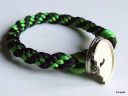 Bracelet Fait De Cordon En Satin Noir Et Vert Fermé Par Bouton Original  Il S'adaptera à Des Tailles De Poignets De 15 à - Armbänder