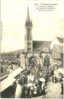 CPA  29 - SAINT-JEAN DU DOIGT       Le Porche Et L´Eglise - Rentrée De La Procession Le Jour Du Pardon      (TBE) - Saint-Jean-du-Doigt