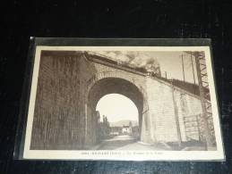 MOIRANS - LE VIADUC ET LA VILLE - UN TRAIN PASSE DESSUS - 38 Isère - Moirans