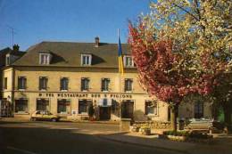 60 CREPY EN VALOIS Hotel Restaurant Les 3 Pigeons Logis De France, Automobile , Drapeau, Cabine Telephonique - Crepy En Valois