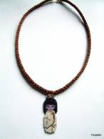 Collier Ruban Satin Multicolore Poupée Kokeshi Tissée En Miyuki Delica  J'ai Réalisé Le Collier Avec Du Ruban En Satin M - Collares/Cadenas